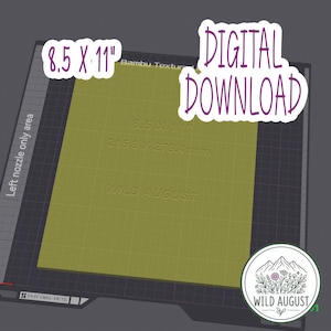 Può includere: Un file di download digitale per un'area di stampa di 8,5 x 11 pollici su una piastra testurizzata Bambu. Lo schermo mostra una griglia, il testo 8.5 x 11, 215.9 x 279.4 mm, WILD AUGUST e un logo circolare con montagne e fiori.