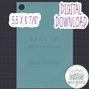 Op de afbeelding: Een rechthoekig digitaal downloadsjabloon in blauwgroen met een cirkelvormige perforatiegids linksboven. De tekst 5.5 X 8 7/8" en DIGITAL DOWNLOAD staan in het paars. Een rond logo met een berg- en bloemenillustratie vermeldt WILD AUGUST.
