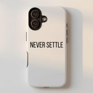 Könnte beinhalten: Weißes Handycase mit dem Text "NEVER SETTLE" in Schwarz. Das Case hat einen Ausschnitt für eine Dual-Objektiv-Kamera oben und ein minimalistisches Design. Das Case dient zum Schutz des Handys.