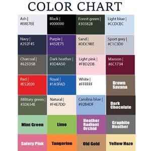 Puede incluir: Una carta de colores con una cuadr&iacute;cula de veinticuatro muestras rectangulares con los nombres de los colores y c&oacute;digos hexadecimales correspondientes. La tabla incluye tonos como Ash, Black, Forest green, Light blue, Navy, Purple, Sand, Sport grey, Charcoal, Dark heather, Light pink, Maroon, Red, Royal, White, Brown Savana, Military green, Natural, Carolina blue, Dark Chocolate, Mint Green, Lime, Heather Radiant Orchid, Graphite Heather, Safety Pink, Tangerine, Old Gold y Yellow Haze.