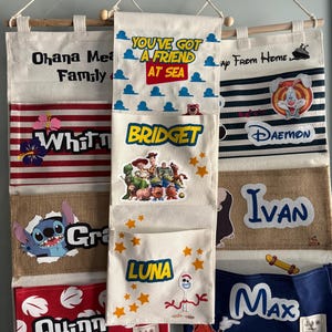 Può includere: Un set di tre tazze in ceramica con finitura opaca e macchiettata. Le tazze sono nei toni crema, grigio chiaro e grigio scuro. Ogni tazza ha un design semplice e minimalista, perfetto per caffè o tè.