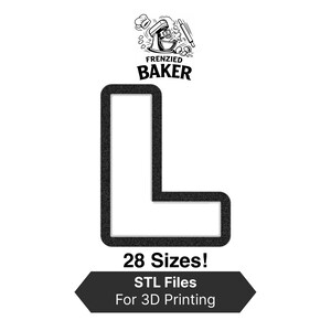 Puede incluir: Imagen en blanco y negro de un cortador de galletas con forma de letra "L" grande con un contorno texturizado. El logotipo "Frenzied Baker" está en la parte superior. El texto "¡28 Tamaños!" y "Archivos STL para impresión 3D" está debajo.