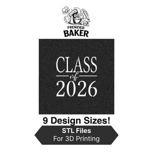 Könnte beinhalten: Schwarz-weiße Grafik mit dem Text "CLASS of 2026" auf strukturiertem Hintergrund. Über dem Text befindet sich ein Logo eines Mixers und die Worte "Frenzied Baker". Darunter steht "9 Design Sizes! STL Files For 3D Printing".