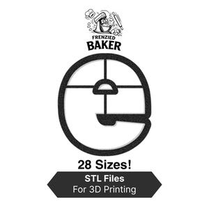 Puede incluir: Imagen en blanco y negro de un cortador de galletas con forma de la letra "e" con un elemento de mira. El texto "Frenzied Baker" está encima del diseño, con "¡28 tamaños! Archivos STL para impresión 3D" debajo.