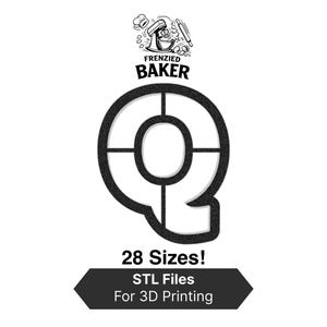 Peut inclure: Image en noir et blanc d'un emporte-pièce en forme de lettre "Q" avec le texte "Frenzied Baker" au-dessus. En dessous de la lettre, le texte "28 Tailles !" et "Fichiers STL pour l'impression 3D".