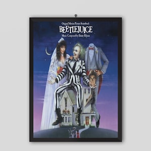 Puede incluir: Un póster enmarcado de la película "Beetlejuice". El póster presenta el título y los créditos de la película en la parte superior. La obra de arte representa a los personajes principales, incluido Beetlejuice con un traje a rayas blanco y negro, una novia y un hombre sin cabeza.