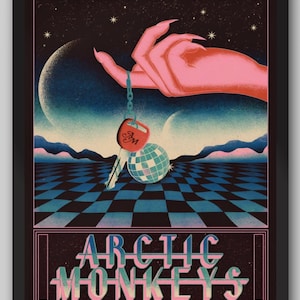 Pode incluir: Pôster emoldurado com um design surrealista. Uma mão rosa segura chaves e uma bola de discoteca em um fundo escuro com as palavras "Arctic Monkeys". O texto na parte inferior diz "At the Ageas Bowl, Southampton, UK, June 14, 2023."