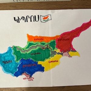 Puede incluir: Mapa dibujado a mano de Chipre con regiones coloreadas en azul, verde, naranja, amarillo y rojo. El mapa incluye texto en armenio y una pequeña bandera chipriota. El mapa está sobre papel blanco.