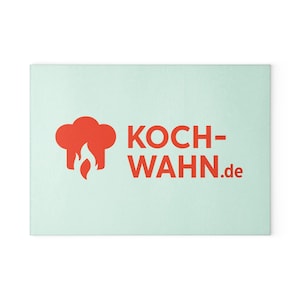 Könnte beinhalten: Rechteckiges Schneidebrett mit hellgrünem Hintergrund. Es zeigt ein rotes Kochmützen- und Flammenlogo mit dem roten Schriftzug "KOCH-WAHN.de". Das Design ist schlicht und modern.