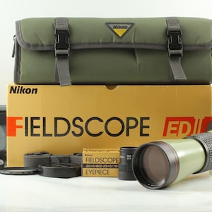 Puede incluir: Juego de tres tazas de cerámica con acabado mate moteado. Las tazas son de color crema, gris claro y gris oscuro. Cada taza tiene un diseño simple y minimalista.