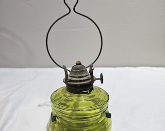 Lampada a olio vintage in miniatura Nasco "Handy Lamp" in vetro verde.