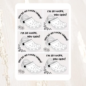 Op de afbeelding: Vier printbare cadeaulabels met een zwart-witte omtrek van een klomp met de tekst "You're my lucky charm!" en "I'm so lucky, you croc!"