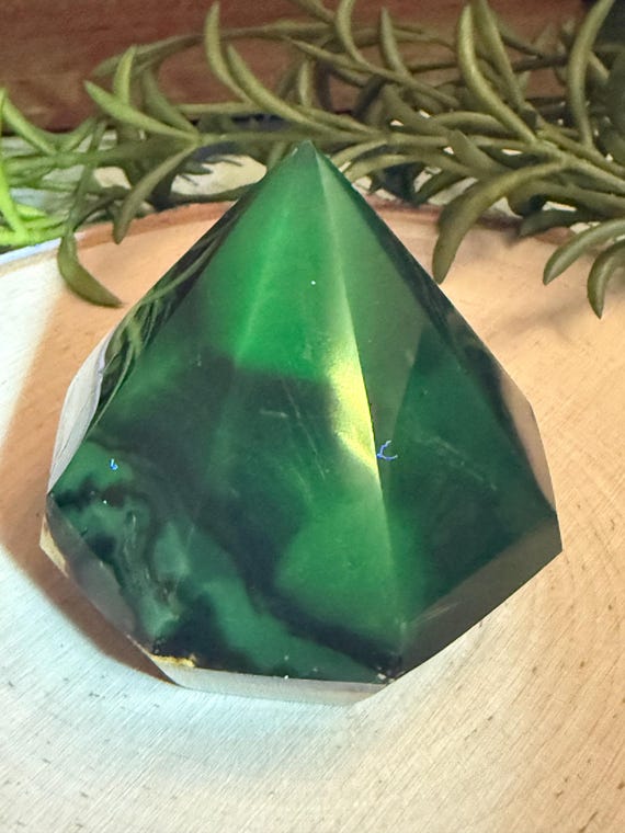 Volcano Agate Carved Diamond Crystal – UV Fluorescence