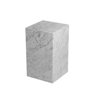 以下が含まれることがあります： グレーの縞模様が入った白い大理石の台座。立方体型のスタンドは、彫刻や植物の展示に最適な、石の塊です。表面は研磨仕上げです。