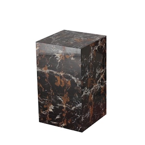 以下が含まれることがあります： 磨かれた仕上げの長方形の大理石の台座。暗い背景は、茶色と白の静脈で強調されています。立方体型のスタンドは、装飾品を展示するのに適しています。