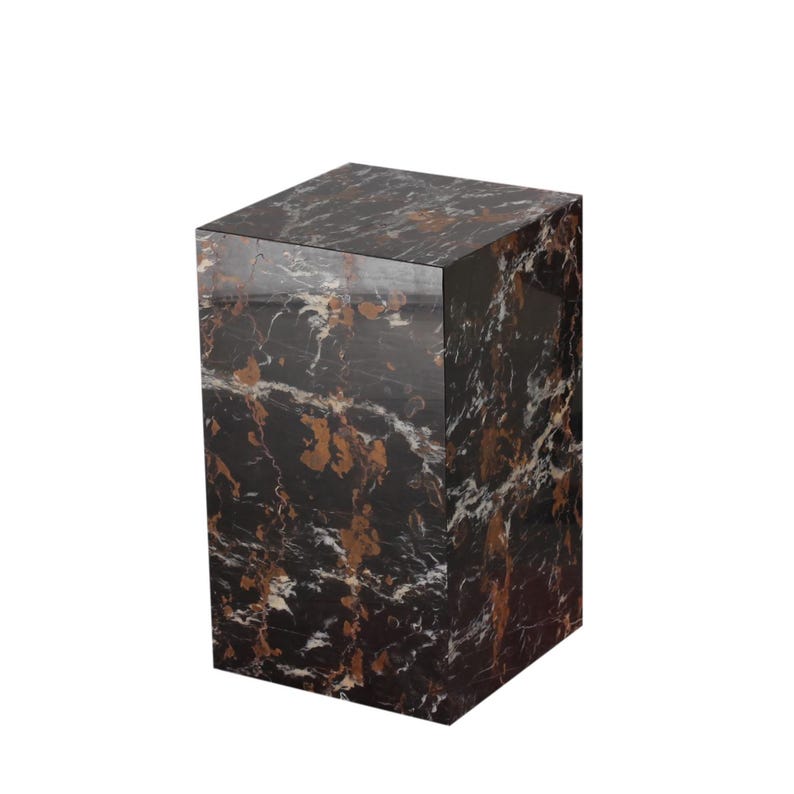以下が含まれることがあります： 磨かれた仕上げの長方形の大理石の台座。暗い背景は、茶色と白の静脈で強調されています。立方体型のスタンドは、装飾品を展示するのに適しています。