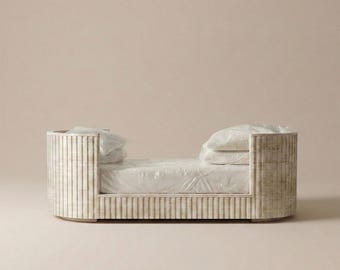 Divano scanalato in travertino, lettino minimalista in pietra, divano lounge scultoreo (203 cm)