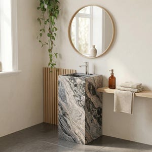 Peut inclure: Ensemble de trois tasses en céramique avec une finition mate et mouchetée. Les tasses sont de couleur crème, gris clair et gris foncé. Chaque tasse a un design simple et minimaliste.