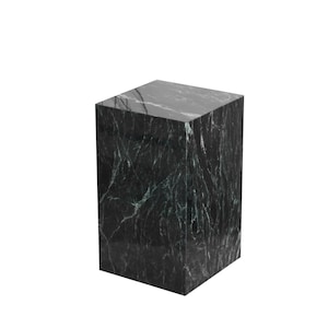 以下が含まれることがあります： 白い縞模様の濃い緑色の大理石の立方体。このブロックは、台座やディスプレイスタンドとして使用するのに適した、しっかりとした長方形の形状をしています。大理石は研磨仕上げです。