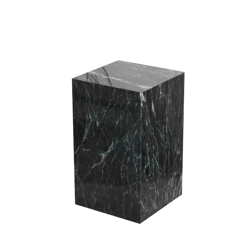 以下が含まれることがあります： 白い縞模様の濃い緑色の大理石の立方体。このブロックは、台座やディスプレイスタンドとして使用するのに適した、しっかりとした長方形の形状をしています。大理石は研磨仕上げです。