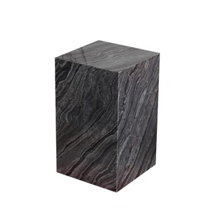 以下が含まれることがあります： 研磨仕上げの、濃い灰色の長方形の大理石の台座。石は、明るい灰色と濃い灰色の自然で流れるような模様の静脈を持っています。立方体型のスタンドは、彫刻や植物の展示に適しています。
