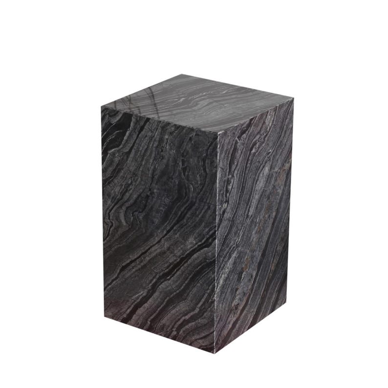 以下が含まれることがあります： 研磨仕上げの、濃い灰色の長方形の大理石の台座。石は、明るい灰色と濃い灰色の自然で流れるような模様の静脈を持っています。立方体型のスタンドは、彫刻や植物の展示に適しています。
