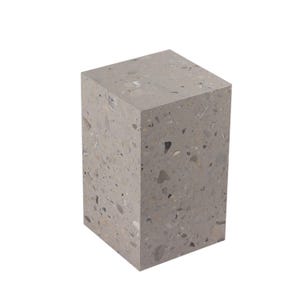 以下が含まれることがあります： まだらの模様が入った灰色の長方形のブロック。ブロックは立方体で、石または同様の素材で作られているようです。表面はさまざまな色でざらざらした質感です。