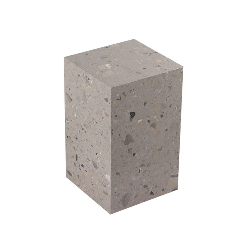 以下が含まれることがあります： まだらの模様が入った灰色の長方形のブロック。ブロックは立方体で、石または同様の素材で作られているようです。表面はさまざまな色でざらざらした質感です。