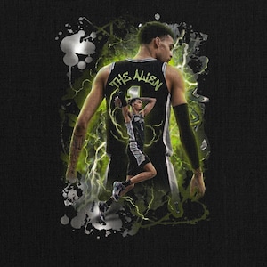 Könnte beinhalten: Digitales Kunstwerk eines Basketballspielers in einem schwarz-silbernen Trikot mit dem Text "THE ALIEN" auf dem Rücken. Das Bild hat eine dynamische Komposition mit grünen und weißen Blitzeffekten und einem schwarzen Hintergrund.