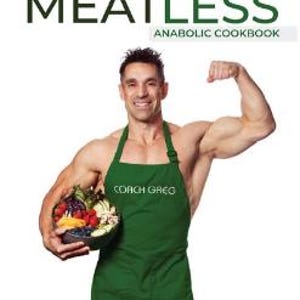 Pode incluir: Um homem de avental verde segura uma tigela de frutas e vegetais enquanto flexiona o bíceps. O texto no avental diz "COACH GREG". A capa do livro diz "THE ULTIMATE MEATLESS ANABOLIC COOKBOOK" e "GREG DOUCETTE".