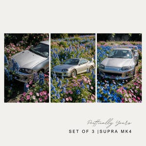 Puede incluir: Un conjunto de tres impresiones de arte de coches Toyota Supra MK4 plateados. Los coches están rodeados de un campo de flores coloridas, incluyendo flores azules, rosas y moradas. El texto "Poetically Yours" y "SET OF 3 | SUPRA MK4" está en la parte inferior.