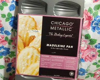 Chicago Metallic Madeleine Christmas Cookie Baking Pan Non-Stick Never Used