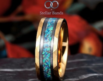 Anillo de tungsteno con baño de oro martillado y ópalo azul triturado, banda de ajuste cómodo de 8 mm.