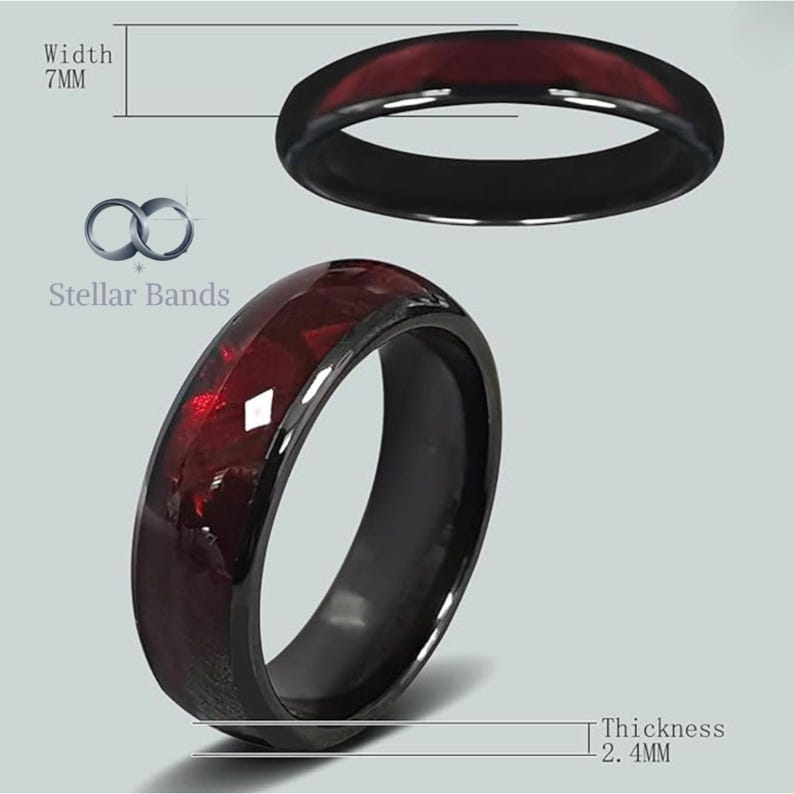 Puede incluir: Un anillo negro con una incrustaci&oacute;n roja facetada. El anillo tiene un ancho de 7 mm y un grosor de 2,4 mm. La imagen tambi&eacute;n muestra el logotipo de Stellar Bands.