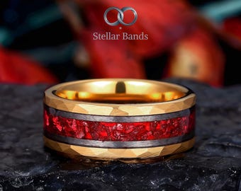 Anillo de compromiso para hombre de 8 mm con tungsteno y rubí martillado en oro amarillo.