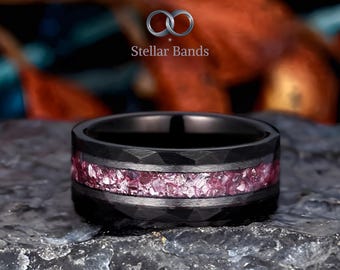 Anillo de tungsteno negro martillado con zafiro rosa triturado, banda de 8 mm para hombre