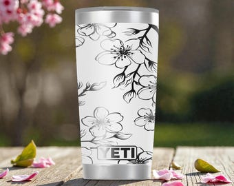 Graverad körsbärsblom YETI Rambler isolerad rostfri stålmugg med MagSlider-lock – 20oz – Blommig naturgåva