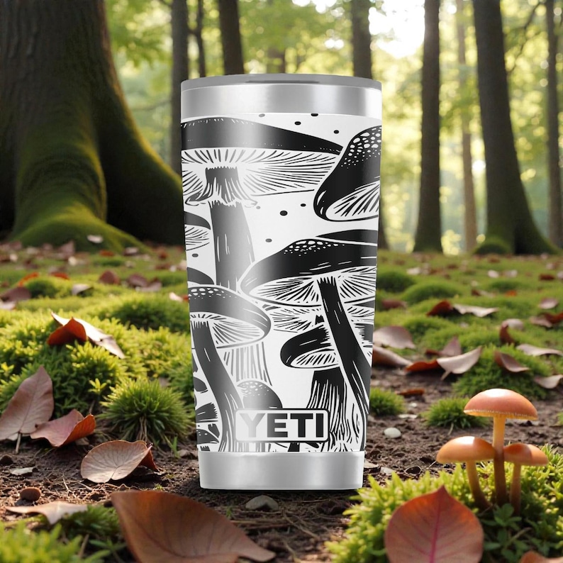 Graverad svampskog YETI Rambler isolerad rostfri stålmugg med MagSlider-lock – 20oz – Woodland Nature Cottagecore Gift bild 1