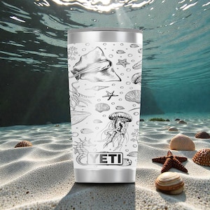 Gravierter Ocean Life YETI Rambler Edelstahlbecher mit MagSlider-Deckel - 20 Unzen - Sea Creatures Cup - Küstengeschenk Bild 1