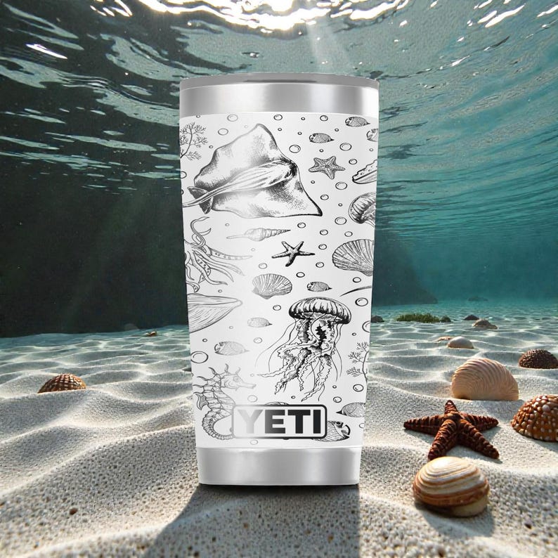 Gravierter Ocean Life YETI Rambler Edelstahlbecher mit MagSlider-Deckel - 20 Unzen - Sea Creatures Cup - Küstengeschenk Bild 1
