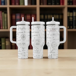 Könnte beinhalten: Drei weiße Becher mit Henkel und Strohhalm, bedruckt mit schwarzen mathematischen Formeln, geometrischen Formen und dem Wort MATH. Die Designs umfassen Gleichungen, Diagramme und mathematische Skizzen auf der gesamten Oberfläche der Becher.