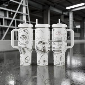 Könnte beinhalten: Ein weißer Stanley-Becher mit Henkel und Strohhalm, verziert mit schwarzen Strichzeichnungen von Drift-Autos, Reifen, einem Lenkrad, einem Rennhelm und einem Abzeichen mit dem Text DISCIPLINE, FOCUS, RESPECT, STRENGTH sowie dem Wort DRIFT.