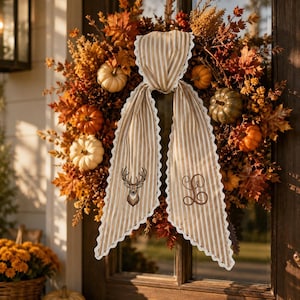 Geborduurd monogram kranssjerp, gepersonaliseerd herfstdeurdecor, aangepaste eerste strik, herfst voordeurhanger, boerderijcadeau
