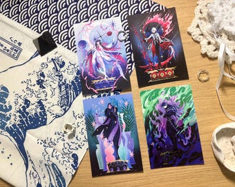 Puede incluir: Cuatro láminas de arte rectangulares con personajes de estilo anime en vibrantes paletas de colores azul, morado, rojo y verde, expuestas junto a una tela blanca con un patrón de olas azules y varios objetos decorativos pequeños.
