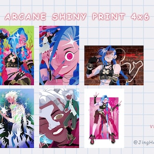 Puede incluir: Una colecci&oacute;n de seis impresiones art&iacute;sticas coloridas con personajes de la serie animada "Arcane". Las impresiones muestran personajes con vibrante cabello azul y poses din&aacute;micas. El texto "Arcane Shiny Print 4x6" est&aacute; en la parte superior.