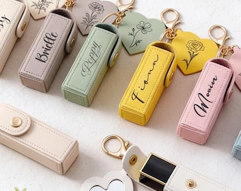 Estuche de pintalabios personalizado con nombre grabado y flor de nacimiento. Bolso de piel para pintalabios. Regalos para damas de honor, bodas y fiestas. Regalo para ella.