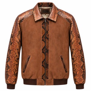 Peut inclure: Une veste marron dotée d'un panneau central en suédine unie et de manches avec un motif texturé en peau de serpent. Le vêtement comprend un col, une fermeture éclair frontale intégrale, deux poches latérales inclinées et des bords-côtes marron.
