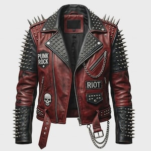 Peut inclure: Une veste en cuir rouge et noire ornée de pointes métalliques argentées sur les épaules et les manches, un revers cranté à clous, une chaîne argentée, des écussons avec le texte PUNK ROCK et RIOT, et un motif de crâne sur le devant.