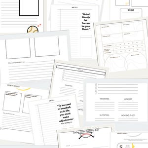 Op de afbeelding: Een honkbaljournaal met verschillende pagina's voor het bijhouden van doelen, prioriteiten en notities. De pagina's bevatten secties voor huiswerk, wedstrijddag en dankbaarheid. Het journaal bevat citaten en prompts om reflectie en verbetering in honkbal aan te moedigen.
