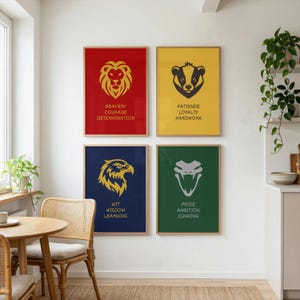 Può includere: Quattro stampe artistiche incorniciate con stemmi di animali dorati su sfondi colorati. Le stampe presentano un leone, un tasso, un'aquila e un serpente, con testo sottostante. Sono esposte su un muro bianco.